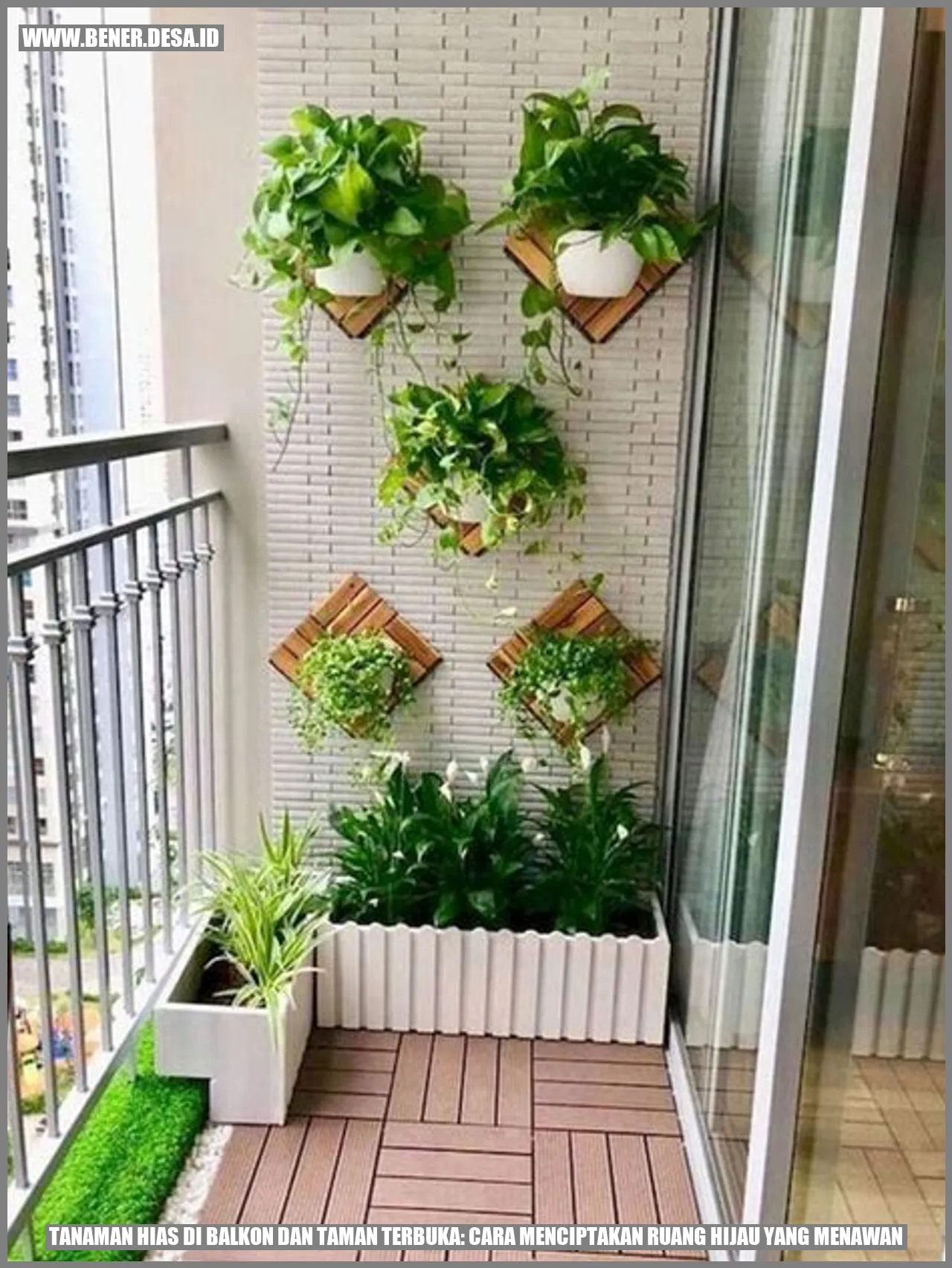 Foto Tanaman Hias di Balkon dan Taman Terbuka